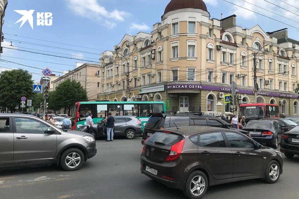 В аварии с маршруткой в центре Рязани пострадали два человека