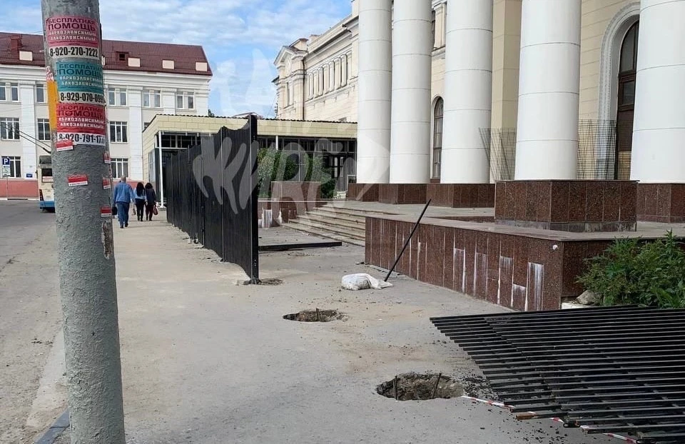 В Туле на территории Московского вокзала снова устанавливают забор