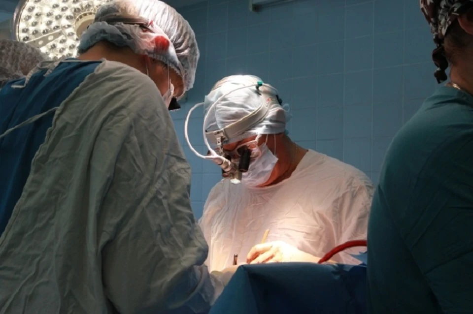 Каждый раз мужчину возвращали к жизни при помощи дефибриллятора, в том числе и во время операции.