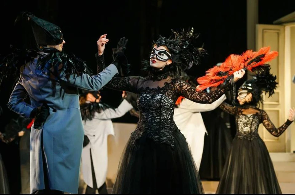 Прочувствуйте всю глубину любви во время спектакля «Маскарад». Фото: dram-teatr.ru