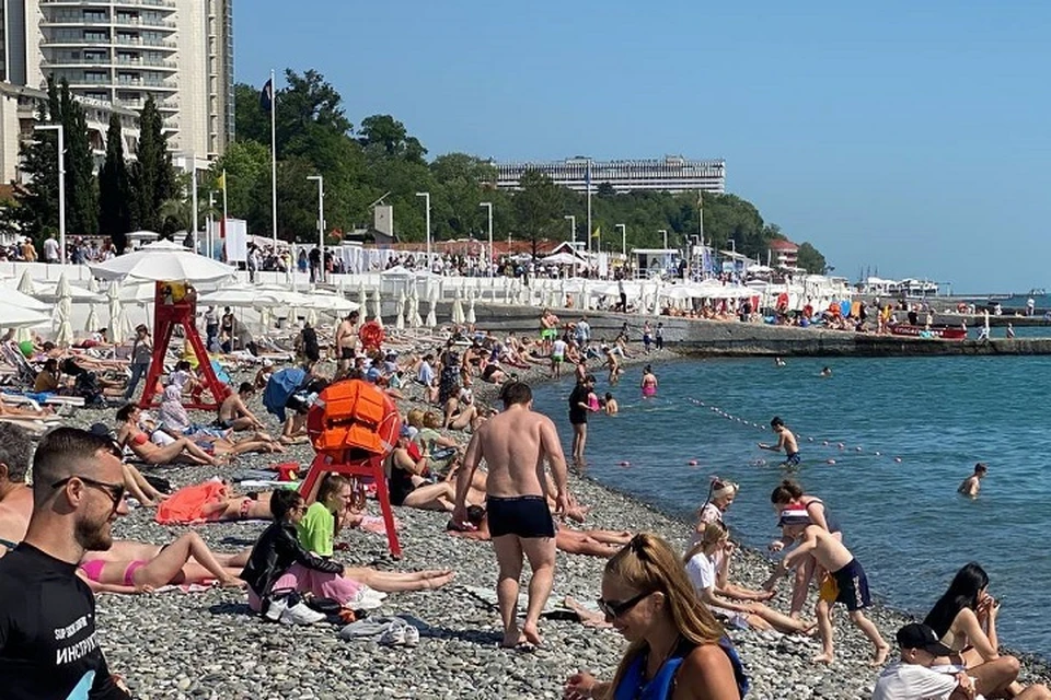 На пляжах в Сочи полно людей.