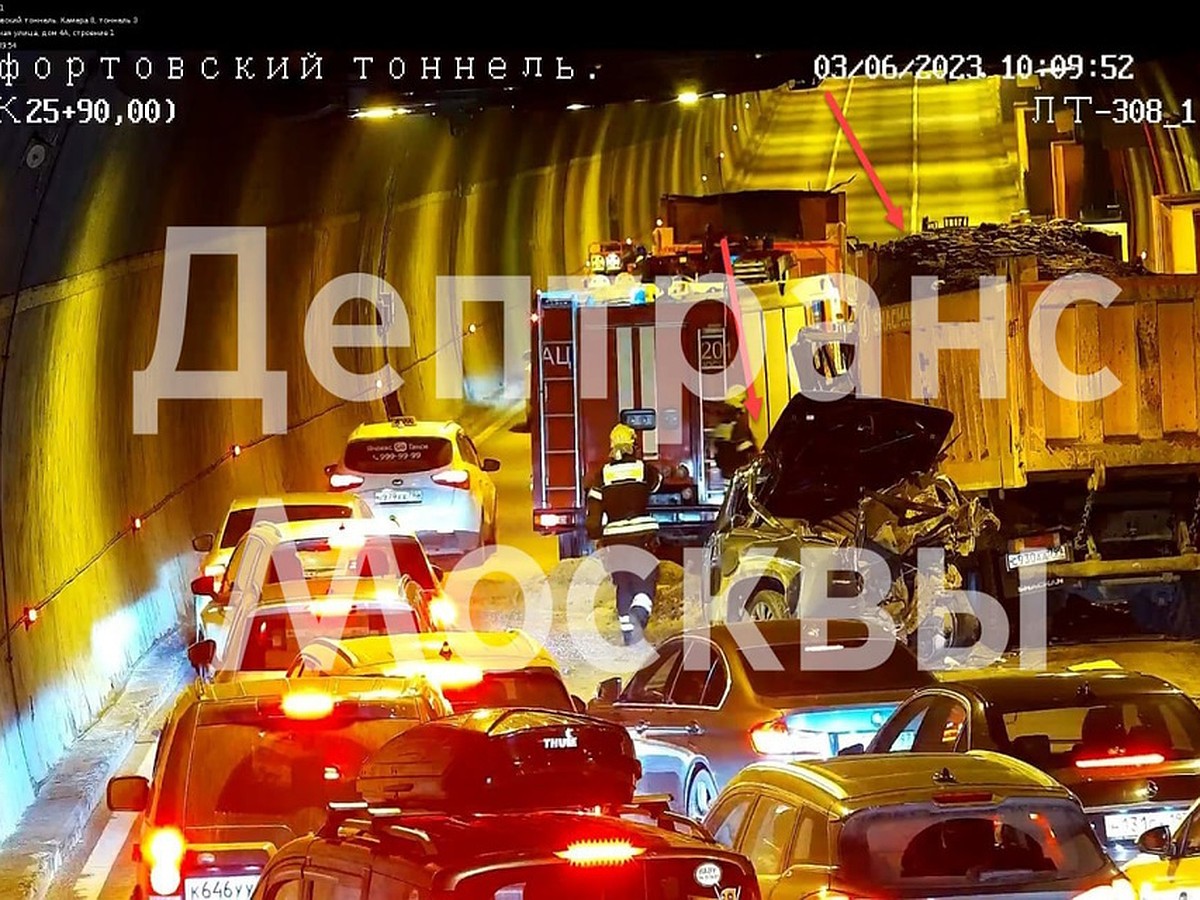 Один человек пострадал в аварии с тремя автомобилями в Лефортовском тоннеле  - KP.RU