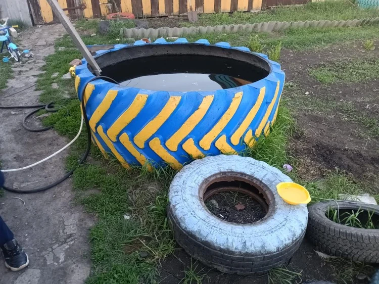 В Омской области 2-летний мальчик утонул в колесе трактора, наполненном водой