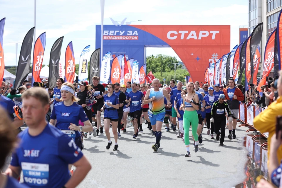 Ровно в 15:00 стартовали первые участники – 435 детей. Фото: ЗаБег.РФ