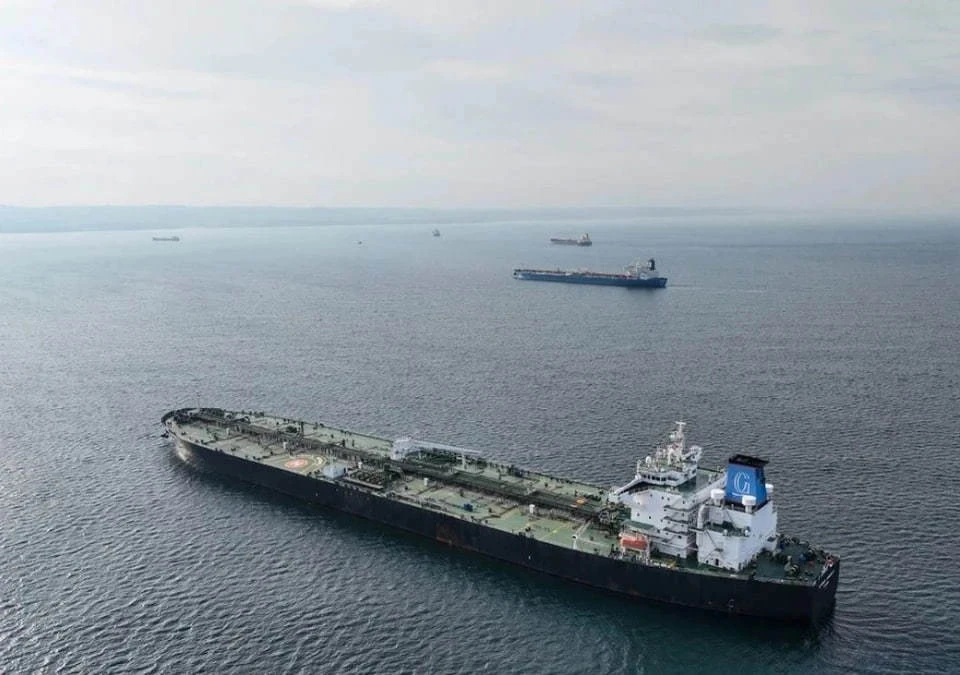 Следовавший из России в Китай нефтяной танкер сломался во время прохода через Суэцкий канал