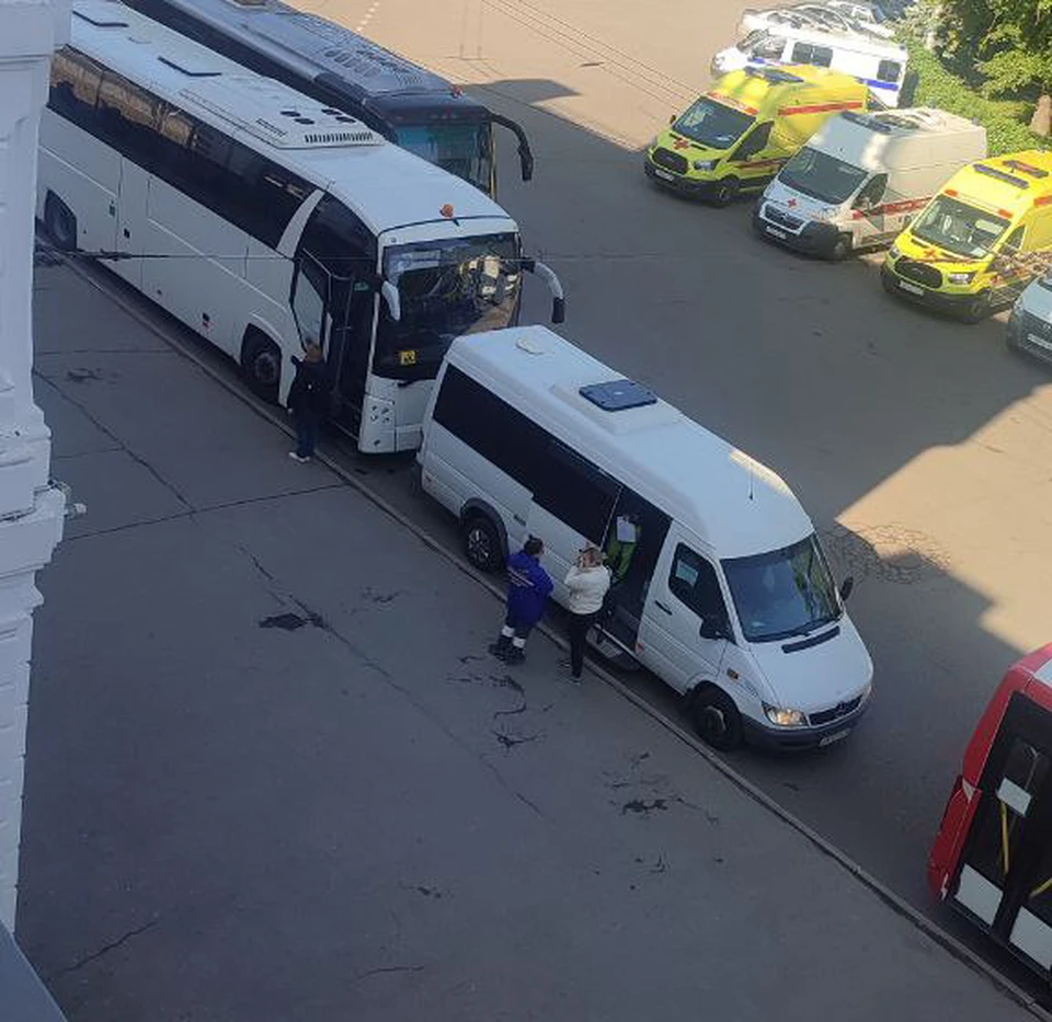 На площади перед вокзалом дежурило несколько карет скорой медицинской помощи
