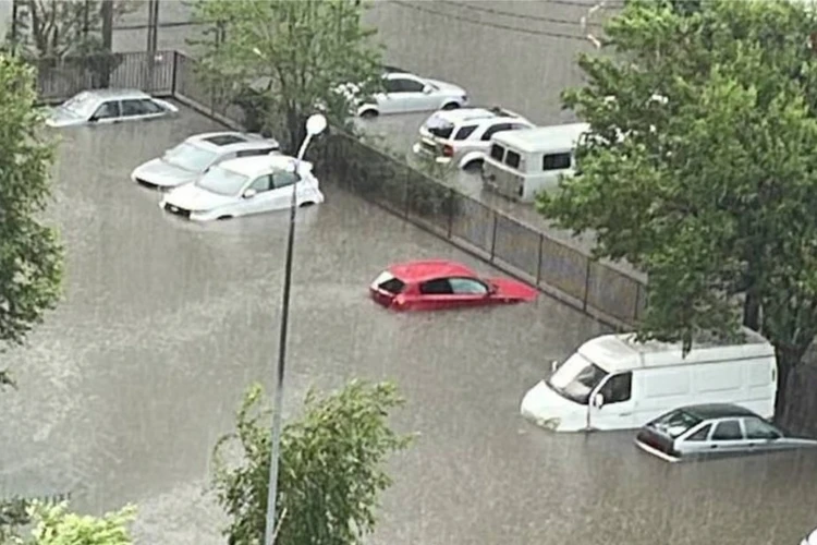 Ливень и ураган обрушились на Кубань: градом повредило крыши, под водой - более 400 домов