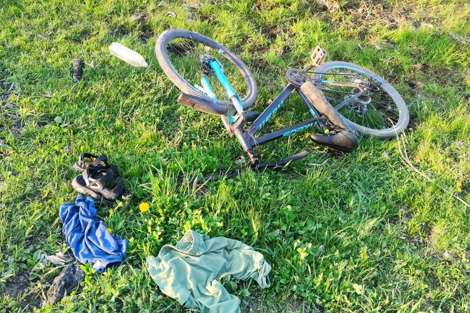 На фото видно, что на берегу остались велосипед, вещи и сандалики ребенка. Фото: СК РФ по НСО.