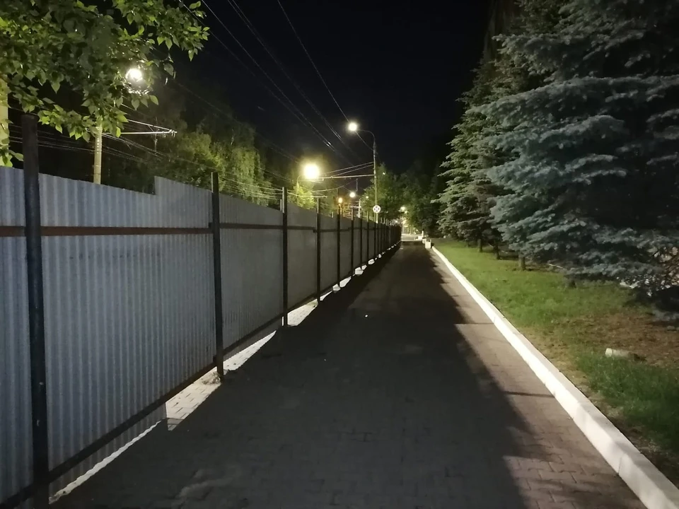 Около офиса «Удмуртэнерго» в Ижевске появился забор. Фото: читатель «Комсомолки»