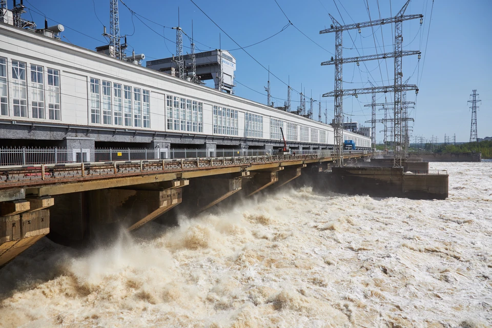 В бурлящих потоках воды ощущается вся мощь ГЭС.