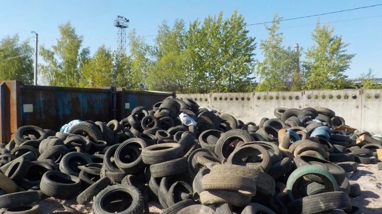 С улиц Калуги вывезли 43 «Камаза» выброшенных шин