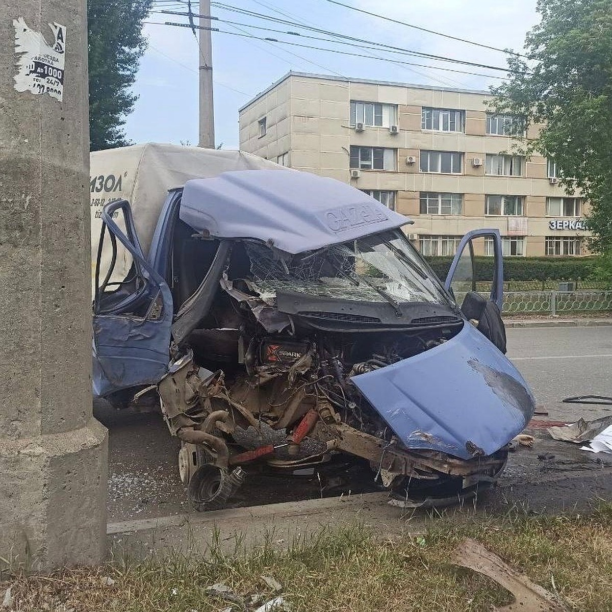 Скончался до приезда скорой»: в Екатеринбурге водитель «Газели» врезался в  столб и перевернулся на машине - KP.RU