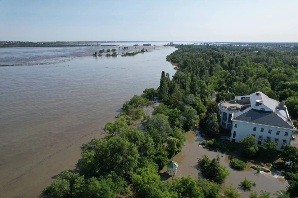 Медики помогают вывозить людей из подтопленных районов