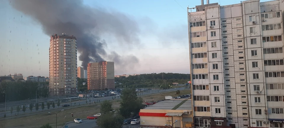 Дым заметили жители Зареки и центра города со стороны жилых домов на Холодильной.