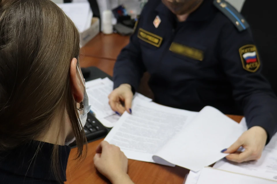 После длительного общения женщина передала свою дочку.