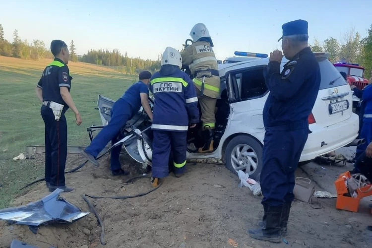 В Намском районе Якутии легковой автомобиль столкнулся с КамАЗом. Погиб один человек, пострадало семеро