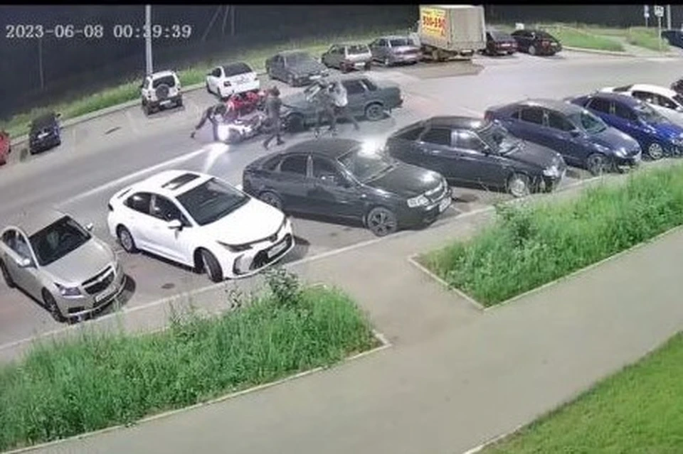 Мотоциклист после столкновения транспортных средств напал на водителя, который вышел из машины. Фото: скриншот видео из соцсетей