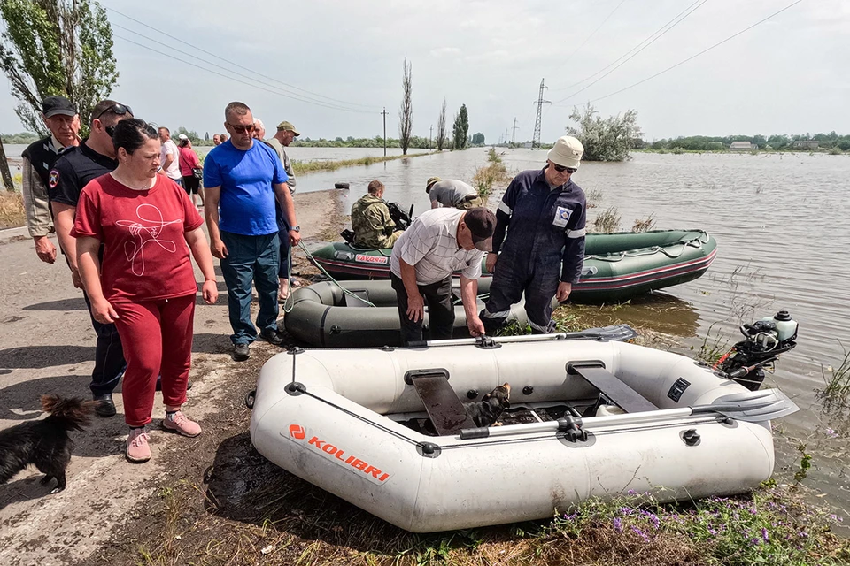 Течение после частичного разрушения Каховской гидроэлектростанции (ГЭС) может принести мины, а также другие опасные объекты на подтопленные территории. Фото: Алексей Коновалов/ТАСС