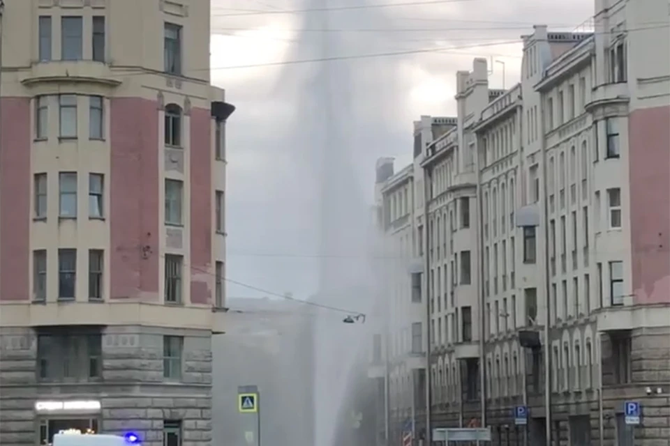 Водяной столб хлынул из прорванной трубы на Бородинской улице в Петербурге. Фото: скришот из видео