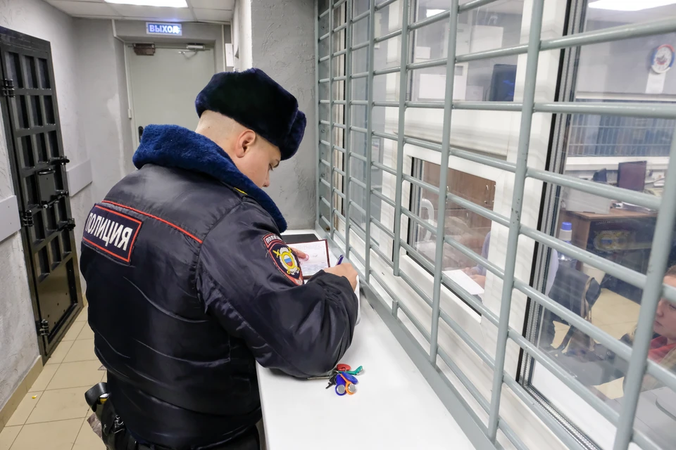 Полицейские задержали мужчину, зверски убившего соседа в Петербурге.