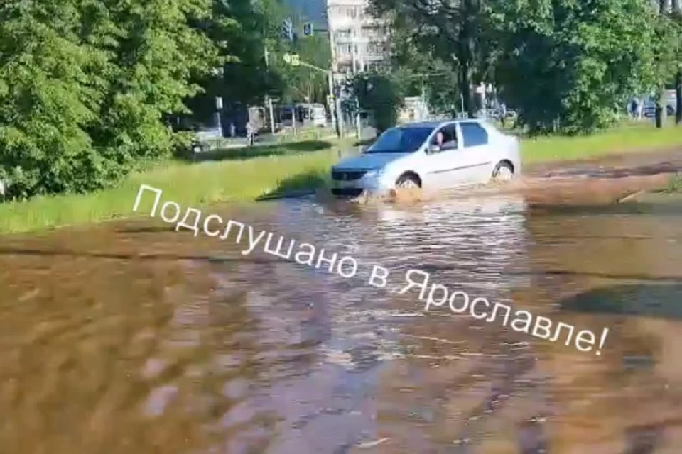 В Ярославле из-за прорыва трубы затопило улицу. Скриншот с видео, группа "Подслушано в Ярославле"