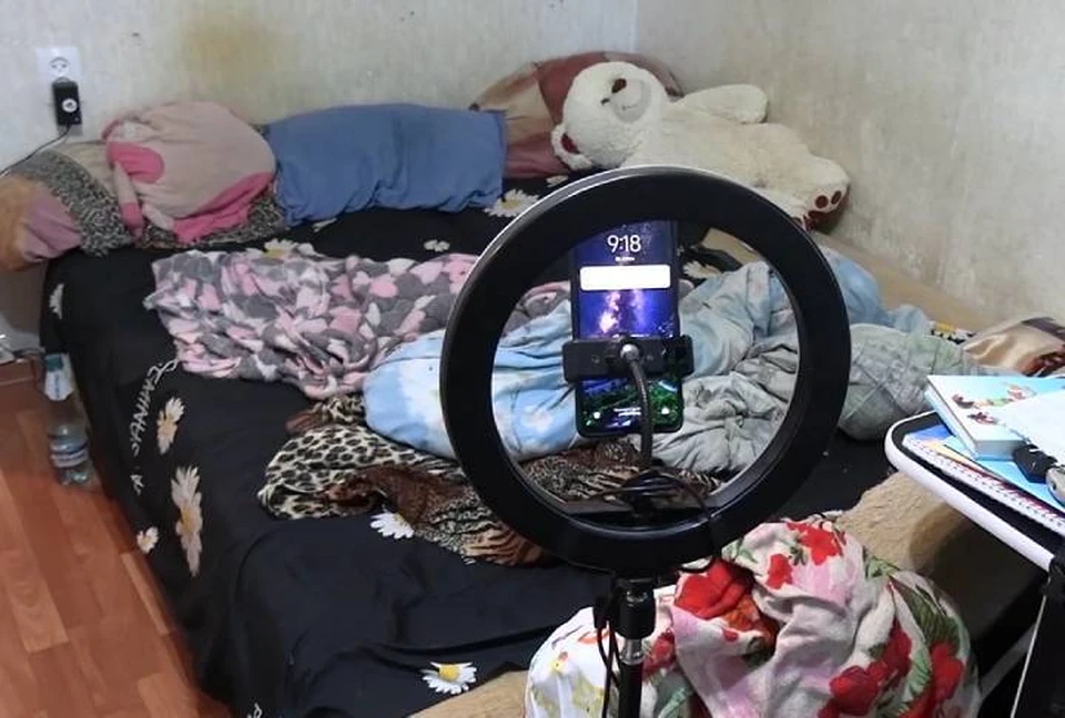 Свою спальню донанка превратила в видеостудию. Фото: пресс-служба ГУ МВД по РО