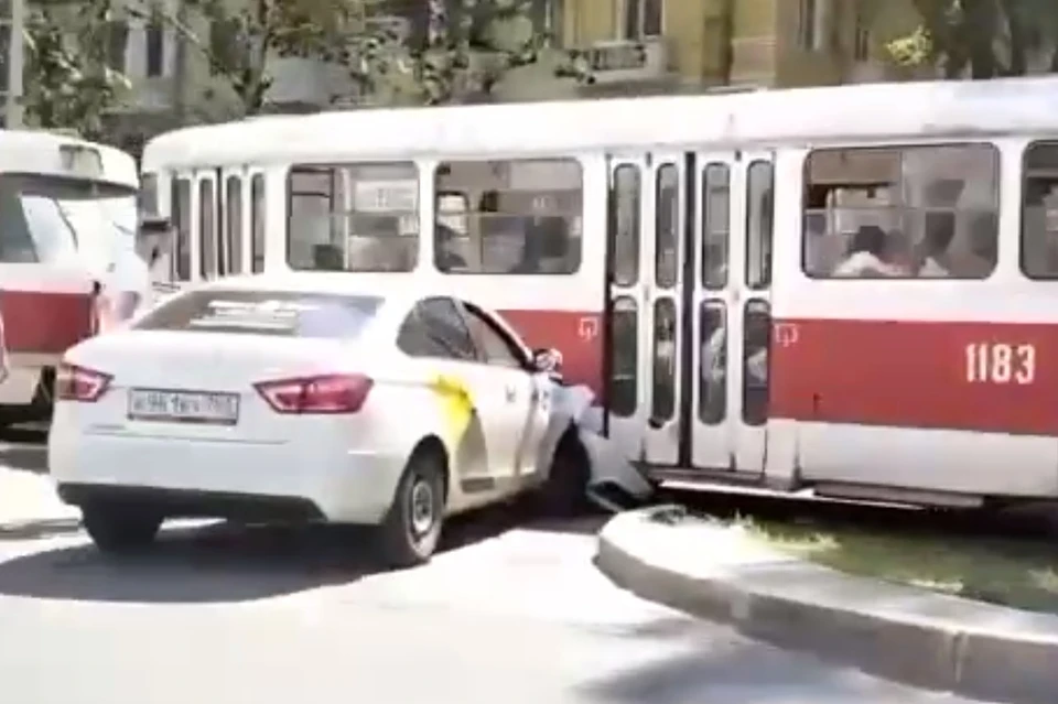 В момент происшествия в рельсовом транспорте были пассажиры