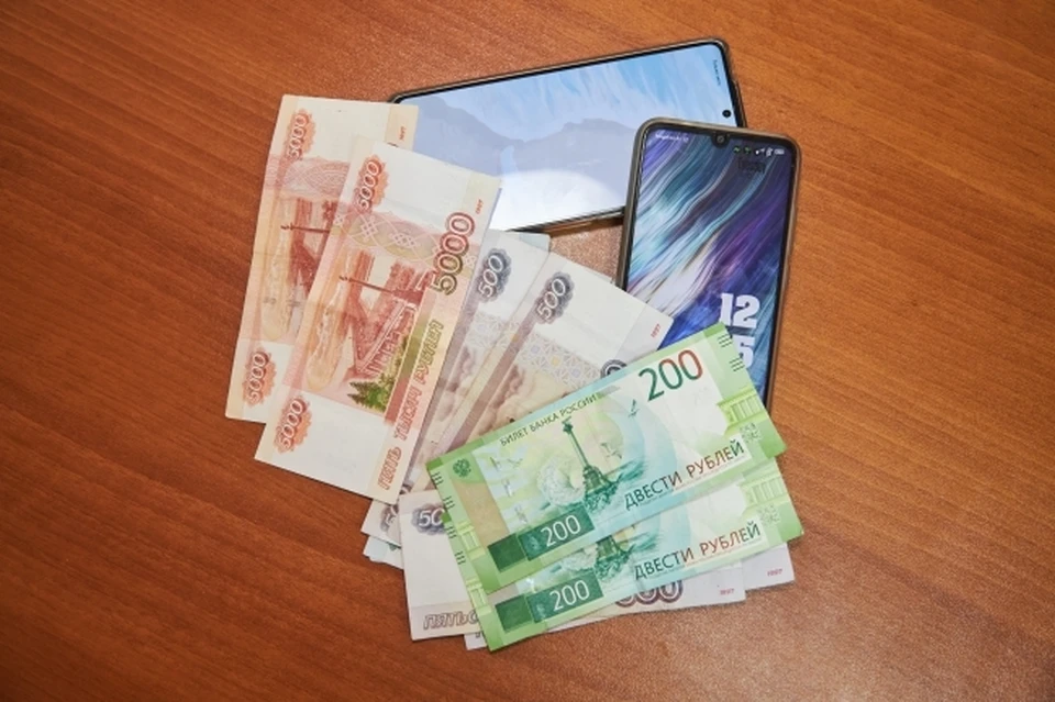 В Новосибирске вынесли приговор сотруднику салона сотовой связи, который сливал за деньги данные абонентов.