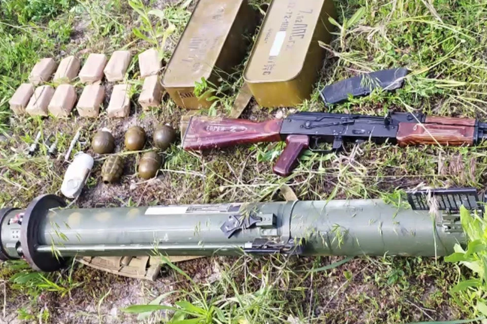 Обнаруженные на территории бывшей фермы 60 выстрелов ВОГ-17 и 11 ручных гранат были уничтожены на месте. ФОТО: МВД ЛНР