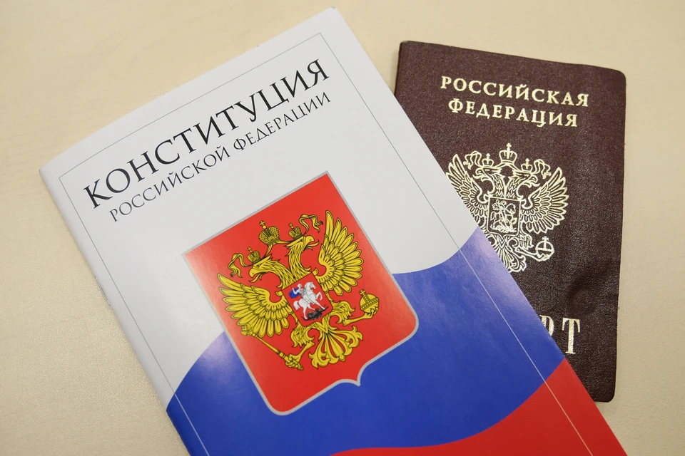 Глава администрации вручил первые паспорта лучим школьникам Ростова.