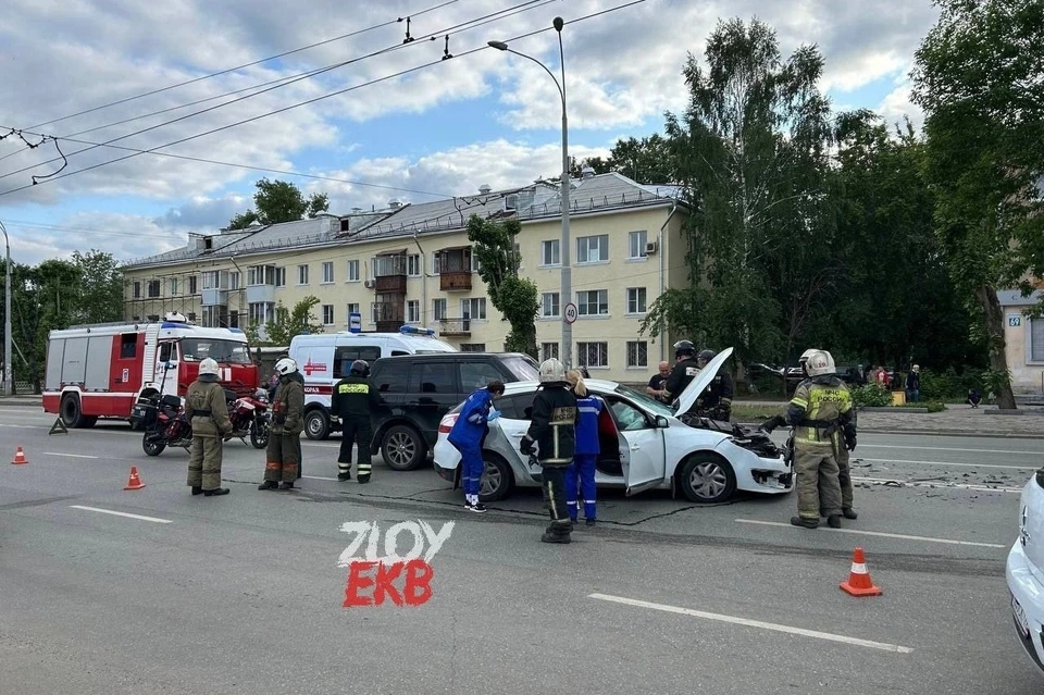 В аварии пострадали два человека. Фото: Telegram-канал «Злой Екатеринбург»