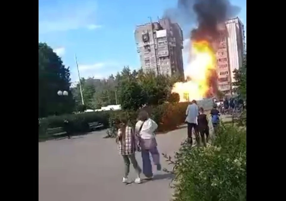 На автостоянке в Рязани загорелись две "ГАЗели", после чего последовал взрыв.