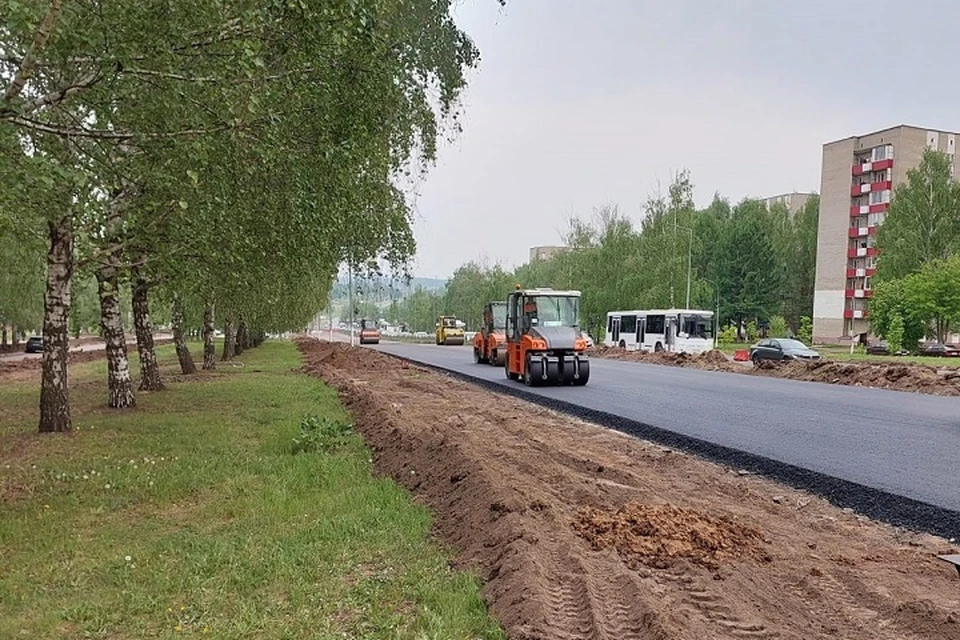Там уже выполнены работы по устройству выравнивающего и нижнего слоев дороги, частично монолитного бортового камня. Фото: mindortrans.tatarstan.ru