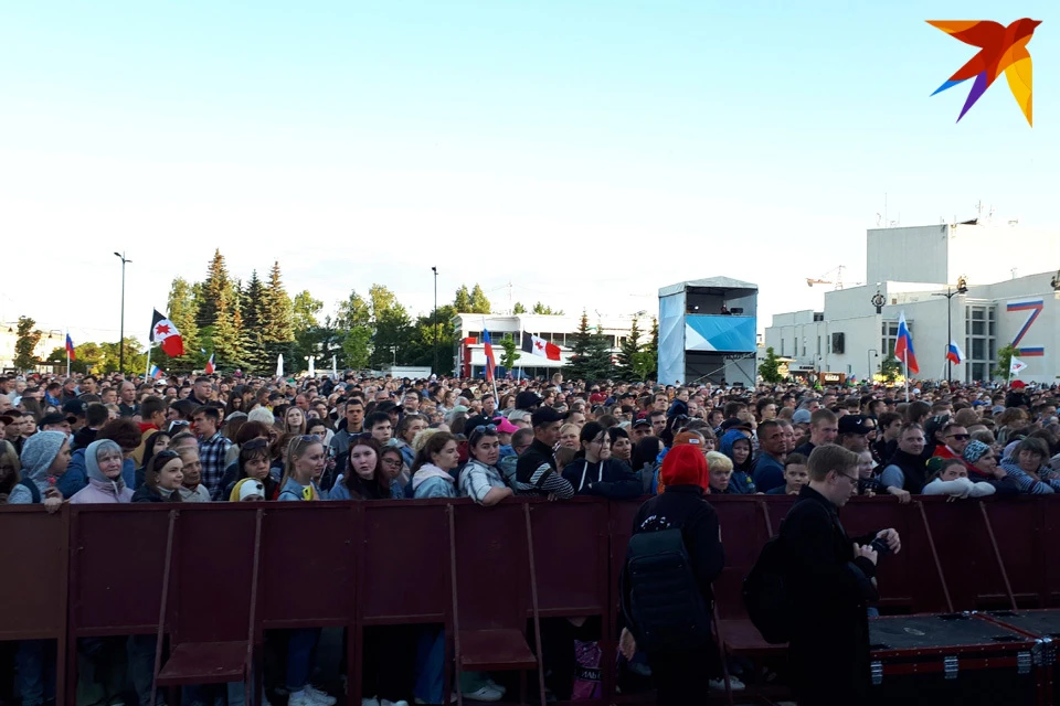 Ижевчане собрались на Центральной площади, чтобы послушать любимых артистов