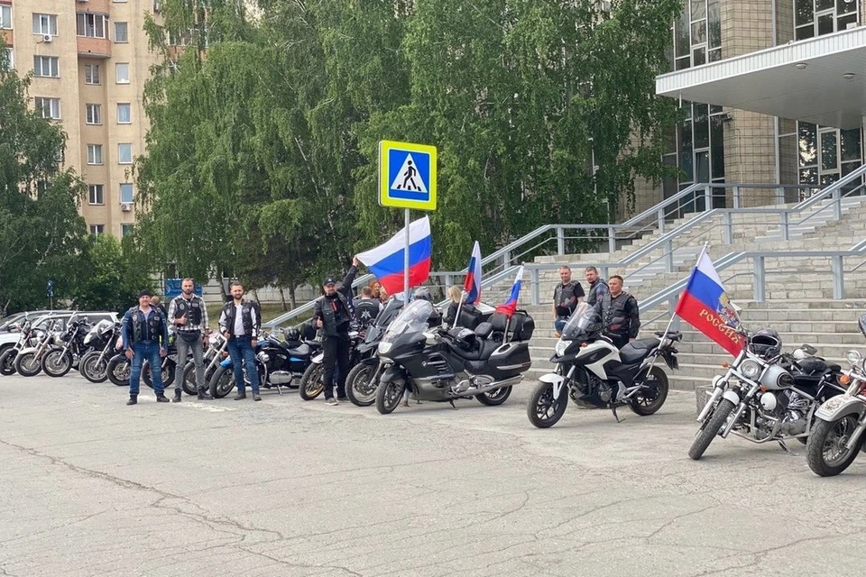 Новосибирские байкеры из мотоклуба «Ночные волки» устроили заезд в День России. Фото: https://vk.com/nw_novosibirsk