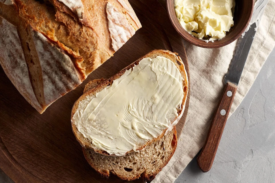 Хлеб в сочетании с маслом — очень калорийный продукт