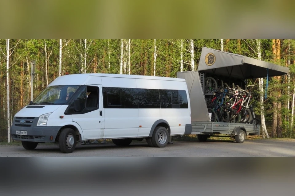 Трансфер представляет собой оборудованный микроавтобус с прицепом, в который поместятся 12 велосипедов. Фото: департамент информационной политики Свердловской области
