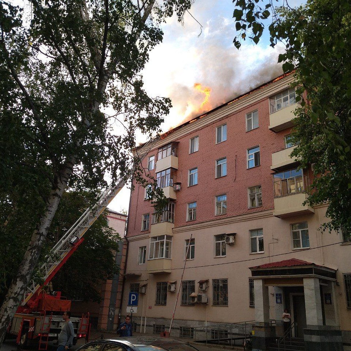 В центре Казани произошел крупный пожар: жителей размещают в гостинице  «Кварт» - KP.RU