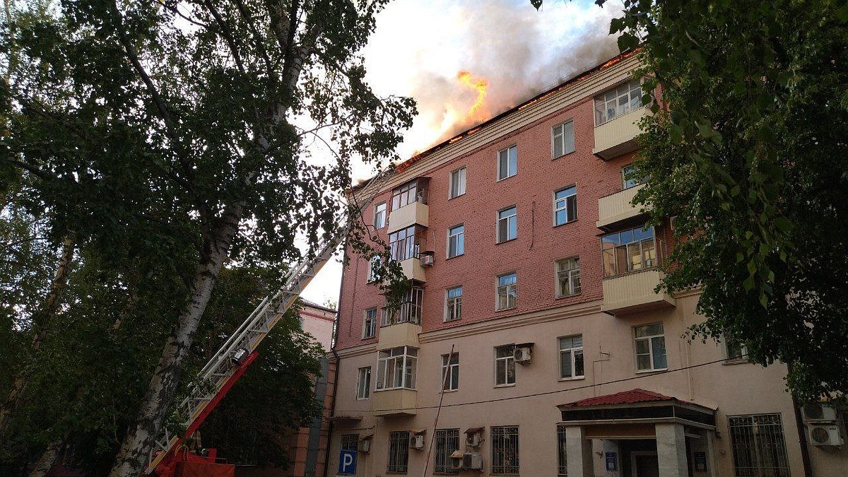 В центре Казани произошел крупный пожар: жителей размещают в гостинице  «Кварт» - KP.RU