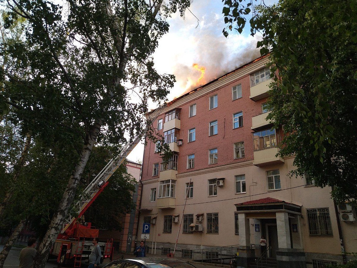 В центре Казани произошел крупный пожар: жителей размещают в гостинице  «Кварт» - KP.RU