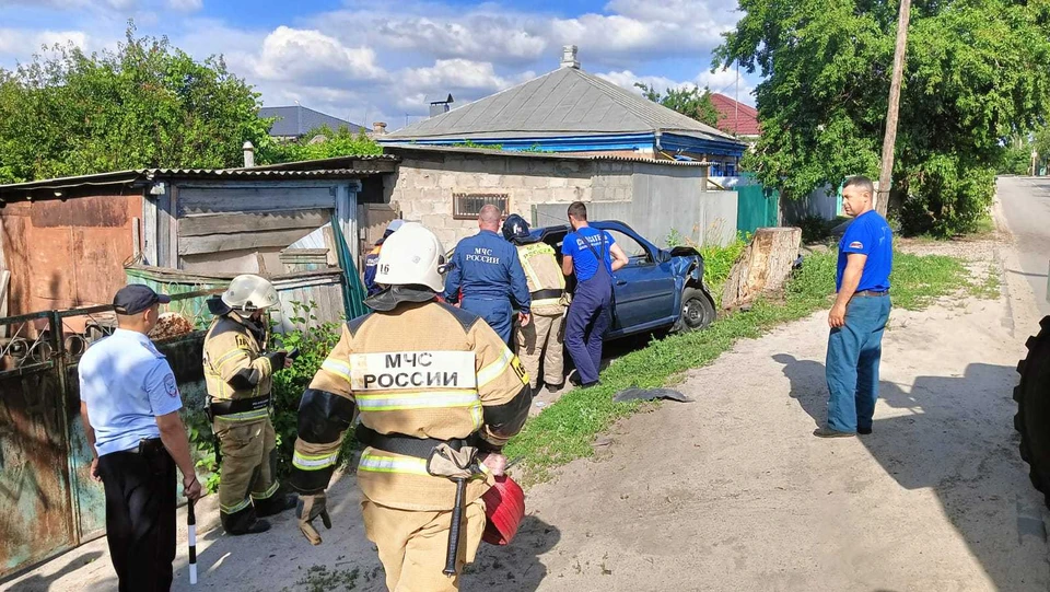 Женщина отвлеклась на нее и врезалась в забор дома. Фото: областная служба спасения на воде