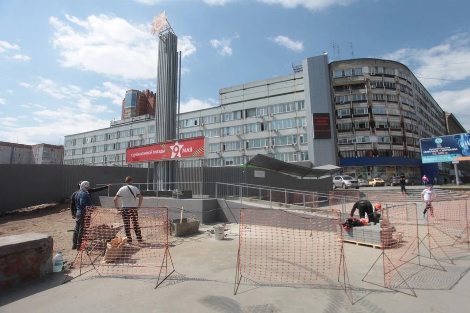 Площадку у стелы героям ВОВ возле «Ройял парка» привели в порядок. Фото: мэрия Новосибирска