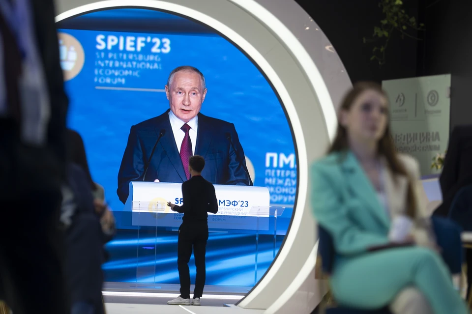 Путин встретился с президентом ОАЭ на ПМЭФ-2023.