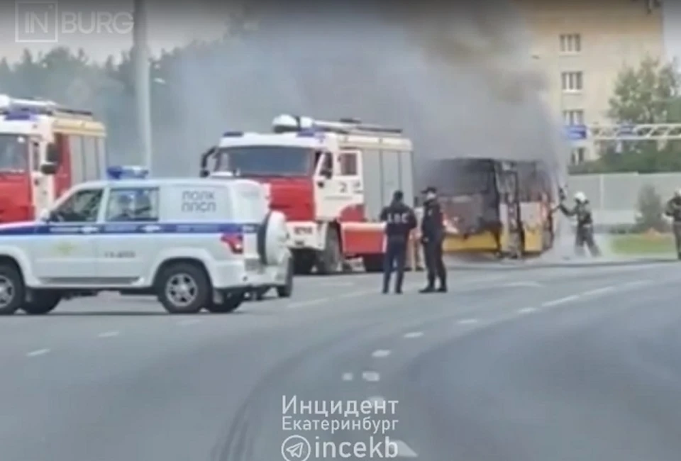 Пассажирский автобус загорелся рано утром на кольце Объездной дороги в Екатеринбурге. Фото: паблик "Инцидент Екатеринбург"