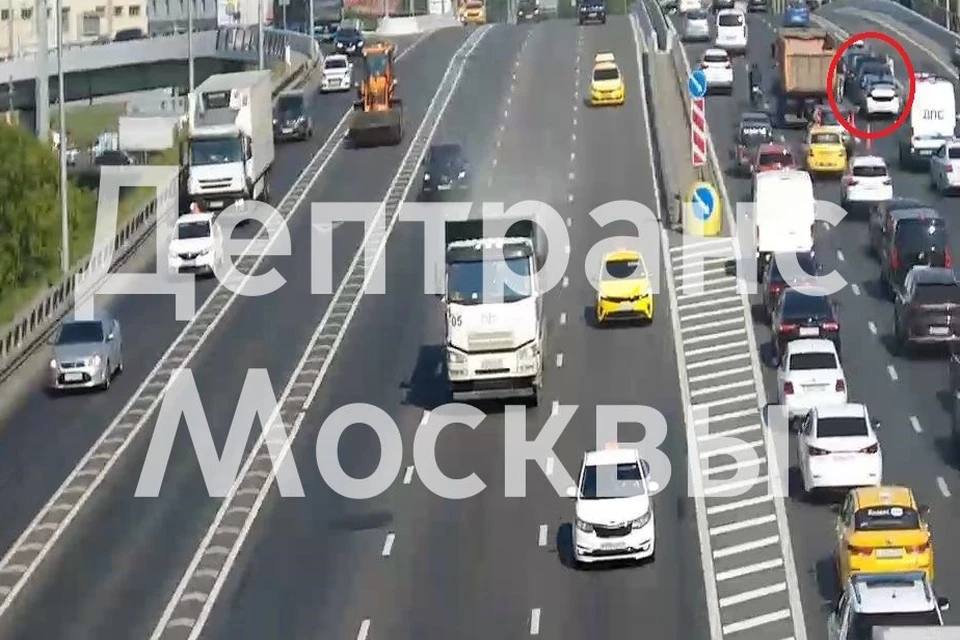 На месте аварии работают оперативные службы города