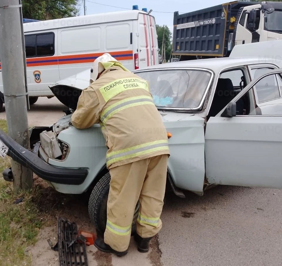 В Калужской области «Волга» влетела в столб - KP.RU