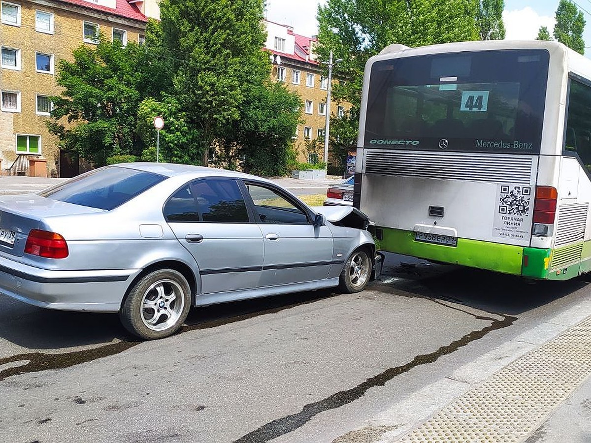 В Калининграде на проспекте Калинина случилось ДТП с участием автобуса №44  - KP.RU