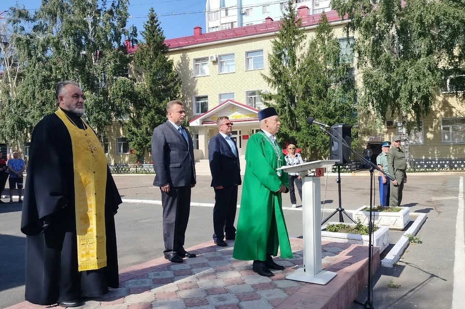 Проводить бойцов пришли представители местного правительства и духовенства. Фото: Первый отдел ОКВ