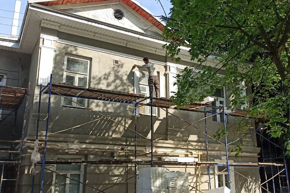 Старинный дом на улице Ильинской в Нижнем Новгороде оклеивают пенопластом. Фото: Евгений Шиповников