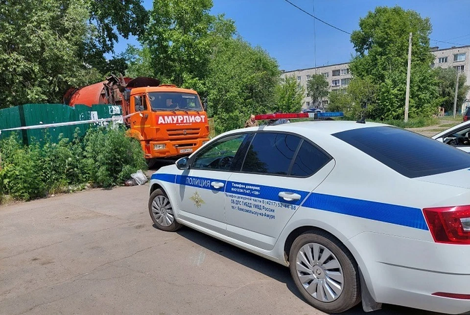 Мужчина погиб под колесами мусоровоза в Комсомольске Фото: Госавтоинспекция Комсомольска-на-Амуре